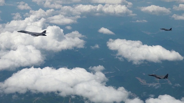 朝鮮半島上空を飛行する米Ｂ１Ｂ爆撃機（左）と韓国のＦ１５Ｋ戦闘機/South Korea Defense Ministry/AP