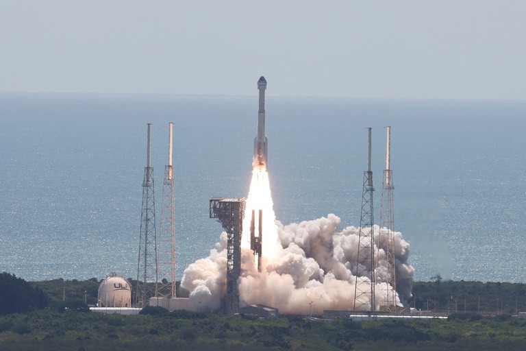 打ち上げられる米ボーイングの宇宙船「スターライナー」＝５日、米フロリダ州ケープカナベラル宇宙軍基地/Joe Skipper/Reuters