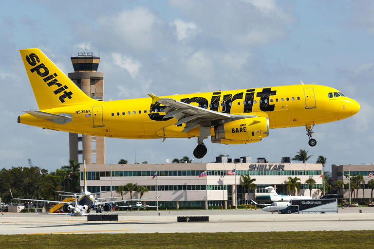フォートローダーデール・ハリウッド国際空港で駐機中のスピリット航空のエアバスＡ３１９型機＝２０１９年、米フロリダ州/Markus Mainka/dpa/picture alliance/Sipa USA