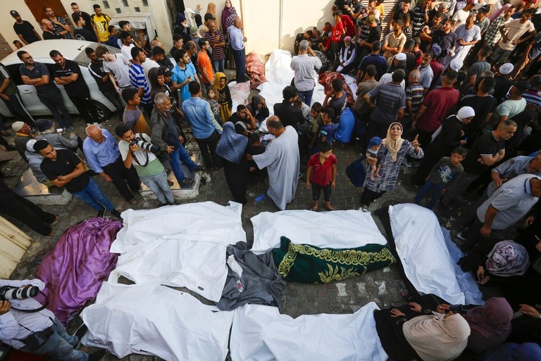 イスラエルの攻撃により殺害されたパレスチナ人の遺体＝５日、パレスチナ自治区ガザ地区デイルアルバラのアクサ殉教者病院/Ashraf Amra/Anadolu/Getty Images