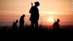 第２次大戦で亡くなった英兵を表現するシルエットも展示された＝１日、仏ベールシュルメール