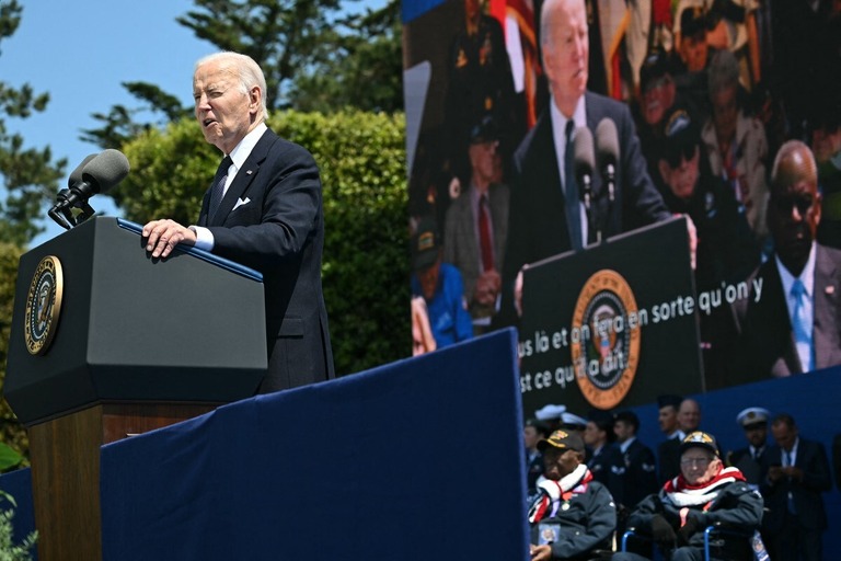 ノルマンディー上陸作戦の８０周年を記念する式典で演説するバイデン米大統領＝６日/Saul Loeb/AFP/Getty Images