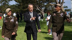 ノルマンディー米軍英霊墓地での式典に参加する米俳優トム・ハンクス