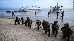 米国の揚陸艇から降りるフランス軍の部隊＝４日