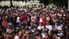 ノルマンディー米軍英霊墓地で式典の開始を待つ人々