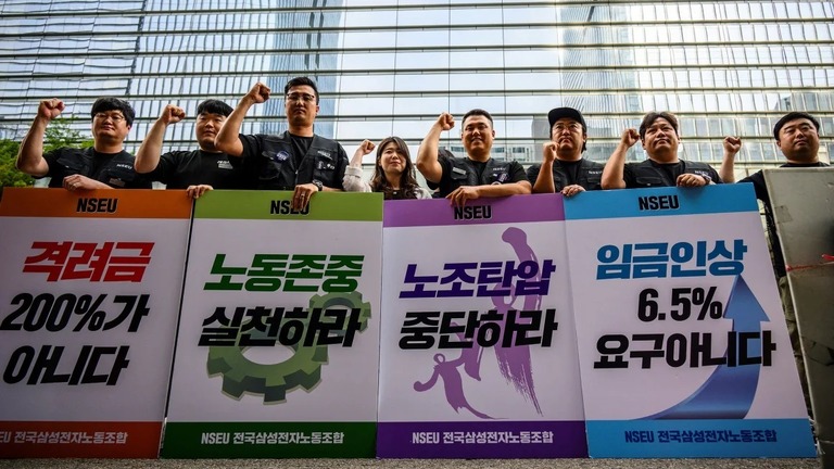 サムスン社屋の外で集会を開く同社労働組合のメンバー/Anthony Wallace/AFP/Getty Images
