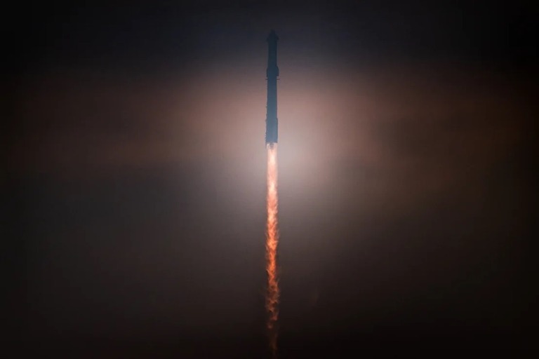 米宇宙企業スペースＸが新型ロケット「スターシップ」を打ち上げ宇宙船の地球帰還に成功した/Brandon Bell/Getty Images