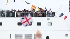 フランスでの式典に参加するため、Ｄデーの経験者がフェリーで英ポーツマスを離れる様子＝４日