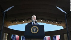 ノルマンディー米軍英霊墓地で演説するバイデン氏