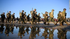Ｄデーの式典で軍服のレプリカを着る人々＝６日、仏ノルマンディー