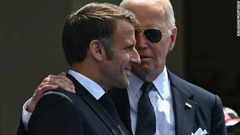 フランスのマクロン大統領（左）と米国のバイデン大統領