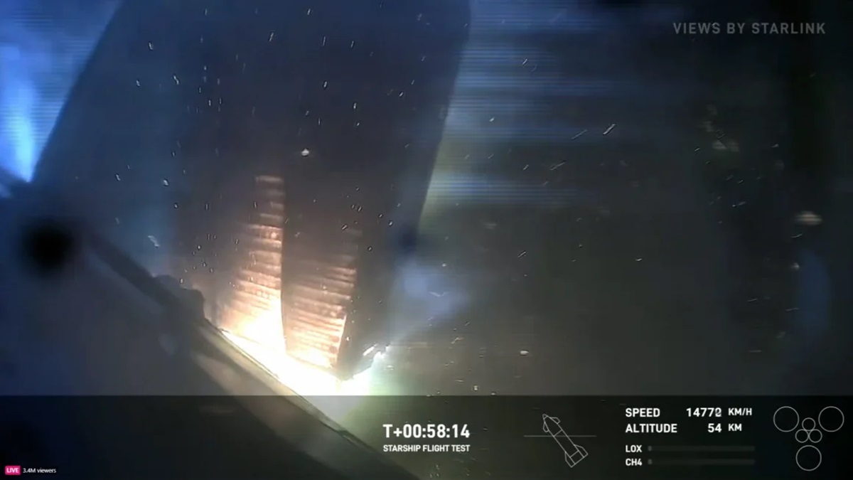 翼(フラップ)が大気圏再突入中に焼け焦げているような様子が捉えられた/SpaceX