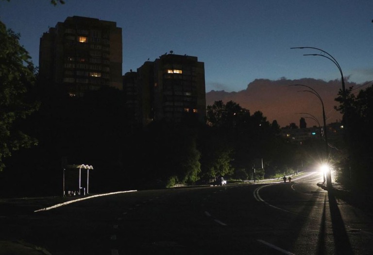 一部で停電が起きているウクライナ首都キーウの街路/Anatolii Stepanov/AFP/Getty Images