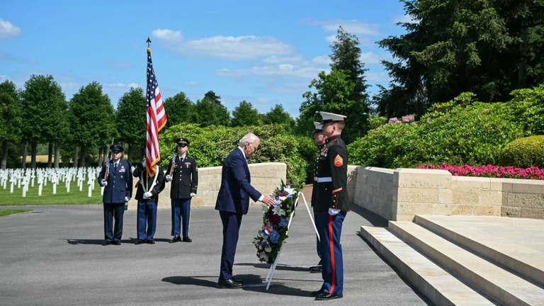 第１次世界大戦の戦没米兵を追悼するバイデン米大統領＝９日、エーヌ・マルヌ米兵墓地/Saul Loeb/AFP/Getty Images