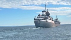 スペリオル湖航行の貨物船が水中の物体に衝突、浸水　米とカナダが海難事故調査