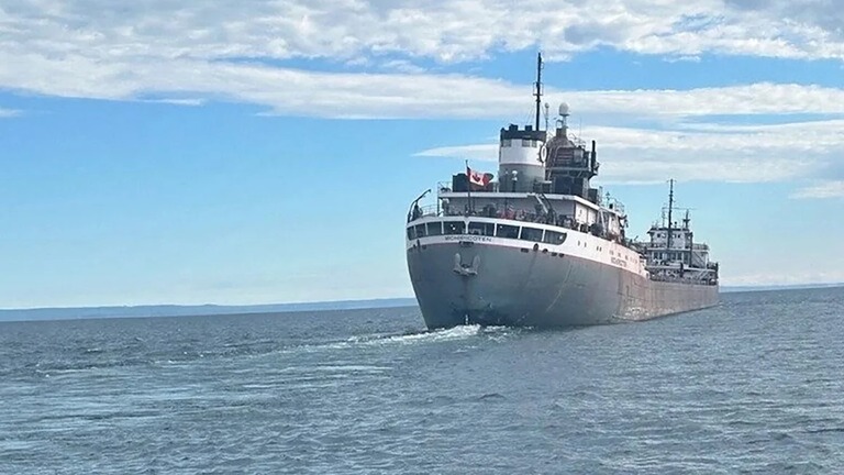 米国とカナダの国境に位置するスペリオル湖で、貨物船が水中の物体に衝突して浸水する事故があった/US Coast Guard District 9