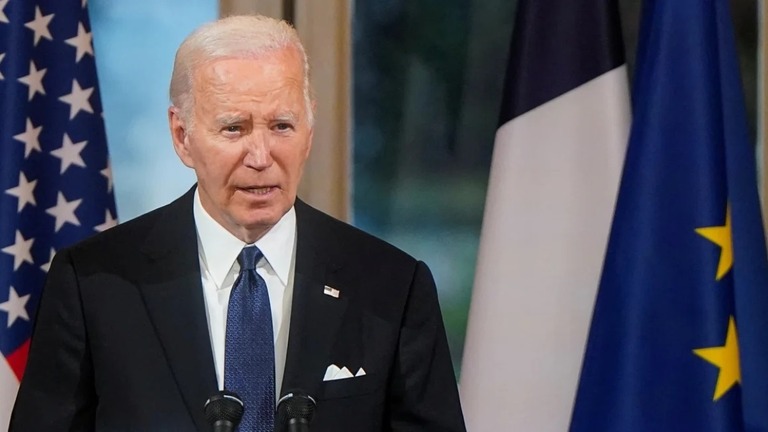 国賓待遇で訪問したフランスで夕食会に出席するバイデン米大統領＝８日、パリのエリゼ宮/Elizabeth Frantz/Reuters