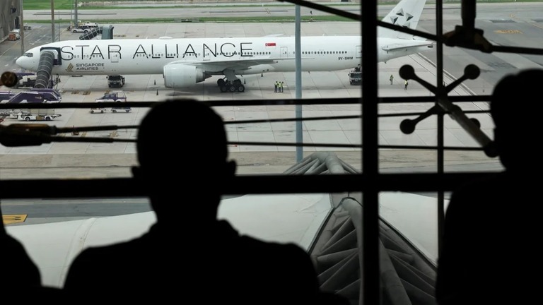 乱気流で緊急着陸した事故で、シンガポール航空が負傷した乗客らに補償金を支払う/Athit Perawongmetha/Reuters