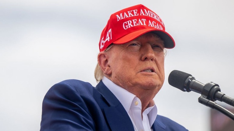 選挙集会で演説するトランプ前大統領＝９日、米ネバダ州ラスベガス/Brandon Bell/Getty Images