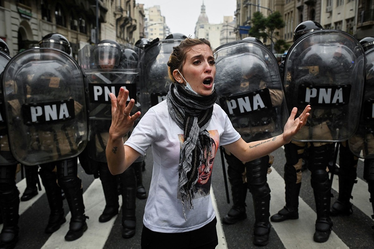 抗議活動を行うデモ参加者=12日、アルゼンチン国会議事堂付近/Mariana Nedelcu/Reuters