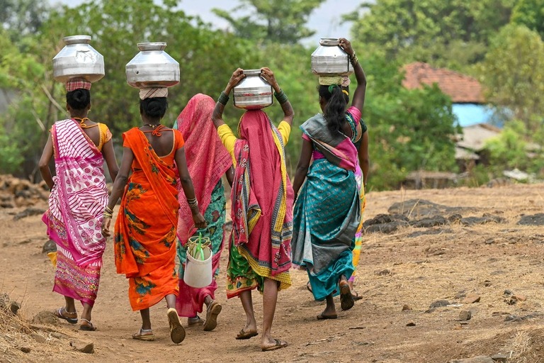 猛暑が続く中、水を運ぶ人々＝インド西部マハラシュトラ州/Indranil Mukherjee/AFP/Getty Images