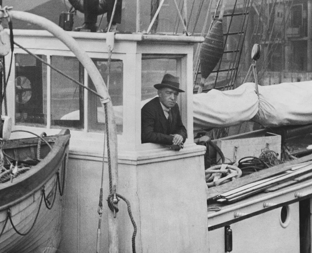 1921年9月、ロンドンの港を出発するクエスト号に乗り込んだシャクルトン/Central Press/Hulton Archive/Getty Images