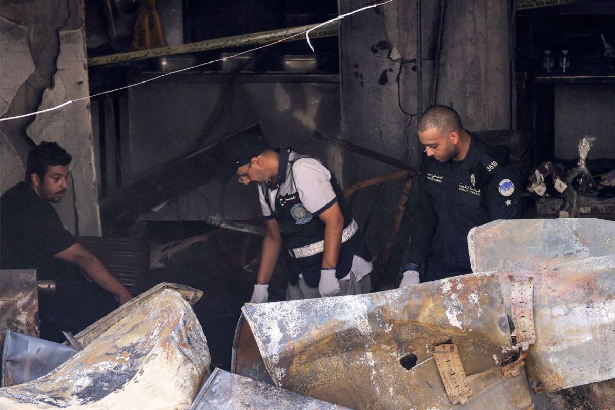 火災の現場を調べる係官=12日/Yasser Al-Zayyat/AFP/Getty Images
