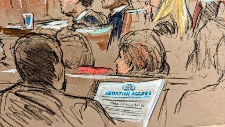 中絶薬ミフェプリストンに関する裁判を傍聴する人々＝３月２６日、米ワシントンＤＣの連邦最高裁判所/Bill Hennessy
