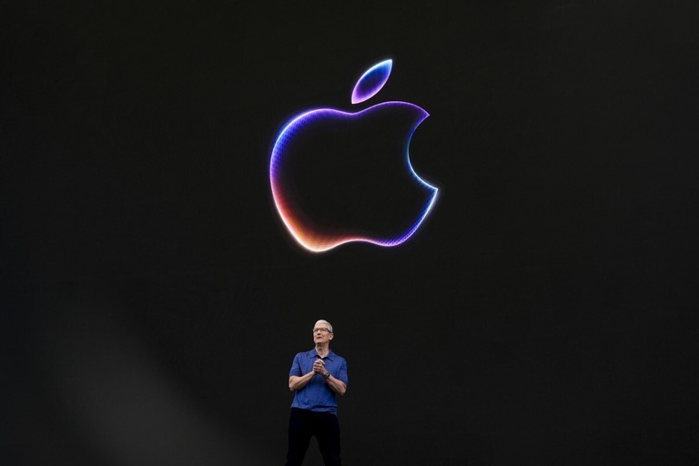 新製品の発表を行う米アップルＣＥＯのティム・クック氏＝１０日、米カリフォルニア州/Jeff Chiu/AP
