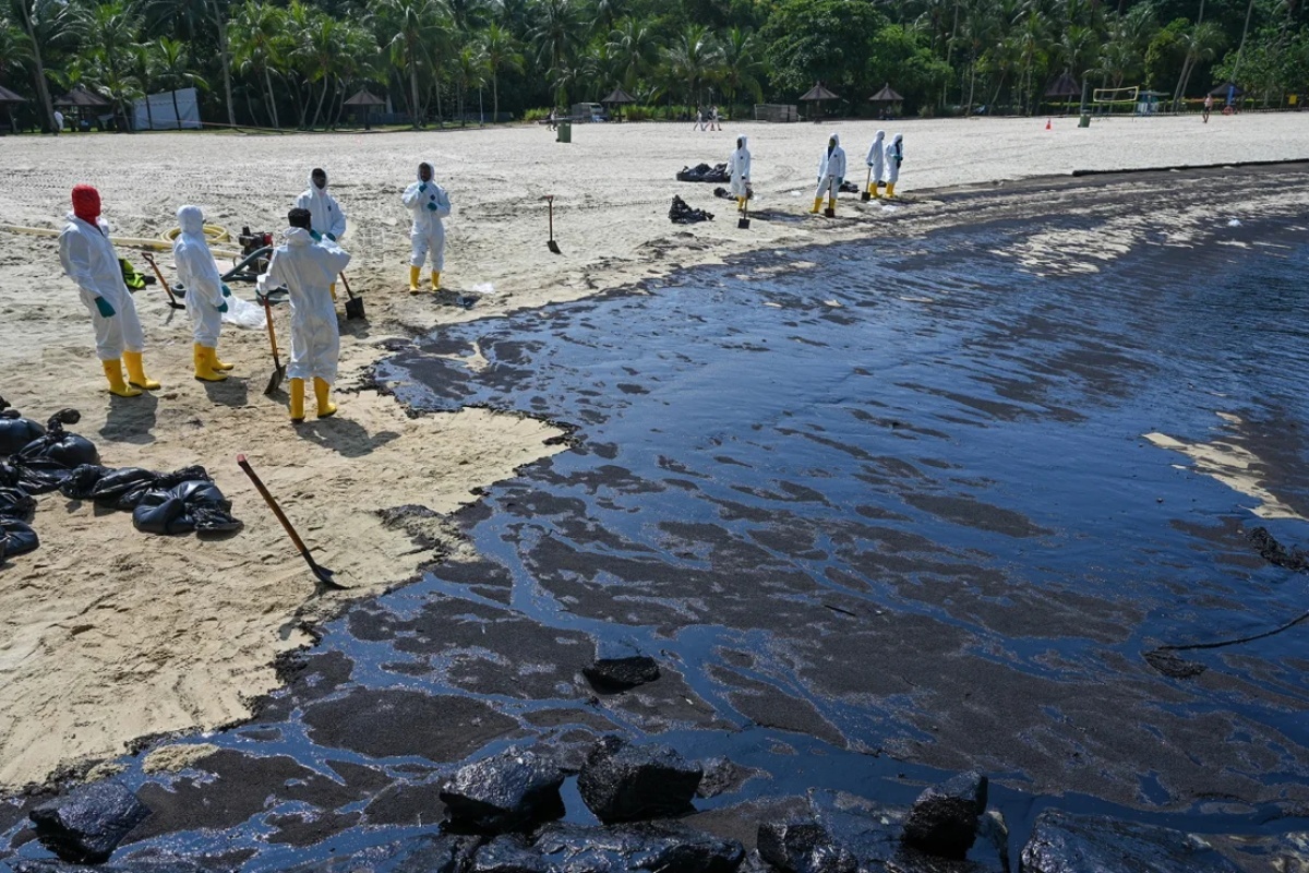 セントーサ島沿いのビーチを油が覆っている=16日/Roslan Rahman/AFP/Getty Images
