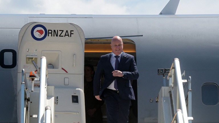 軍の専用機からポートモレスビーに降り立つニュージーランドのラクソン首相/Andrew Kutan/AFP/Getty Images