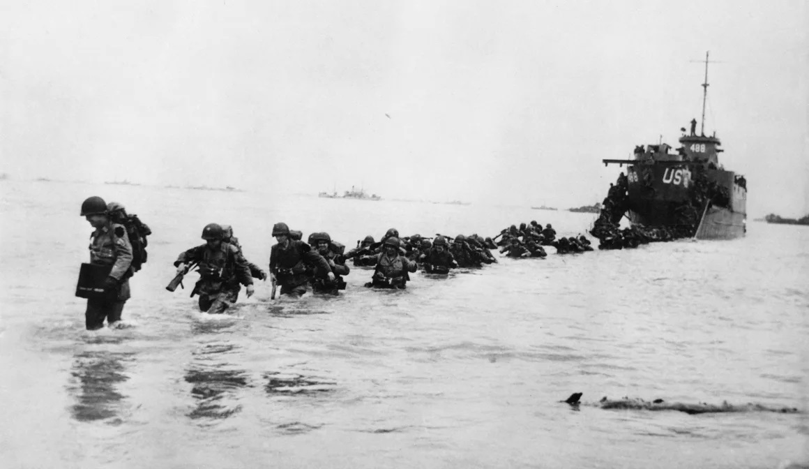 1944年6月6日、ノルマンディー上陸作戦に従事する連合軍兵士たち/US National Archives/AFP/Getty Images