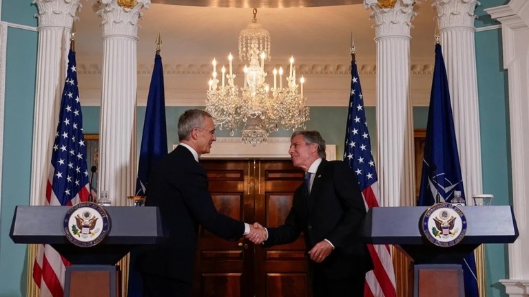 米国のブリンケン国務長官（右）と北大西洋条約機構（ＮＡＴＯ）のストルテンベルグ事務総長＝１８日、米首都ワシントン/Elizabeth Frantz/Reuters