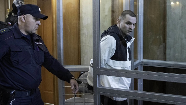 ロシア極東ウラジオストクの裁判所に出廷する米陸軍のゴードン・ブラック二等軍曹/Pavel Korolyov/AFP/Getty Images