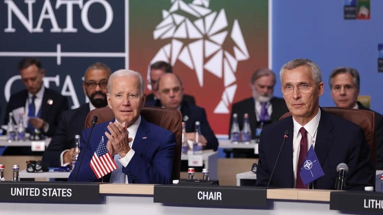 北大西洋条約機構（ＮＡＴＯ）のストルテンベルグ事務総長（右）とバイデン米大統領/Sean Gallup/Getty Images