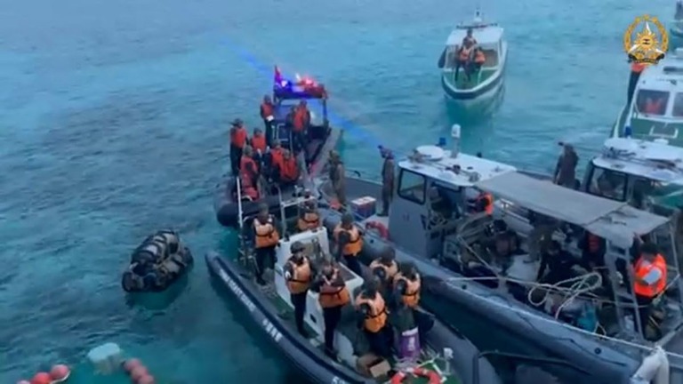 海上で対峙するフィリピン軍と中国海警局の艦艇/Armed Forces of the Philippines/FB
