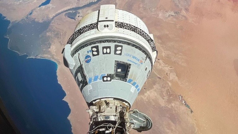 国際宇宙ステーションとドッキングしたボーイングの宇宙船「スターライナー」/NASA