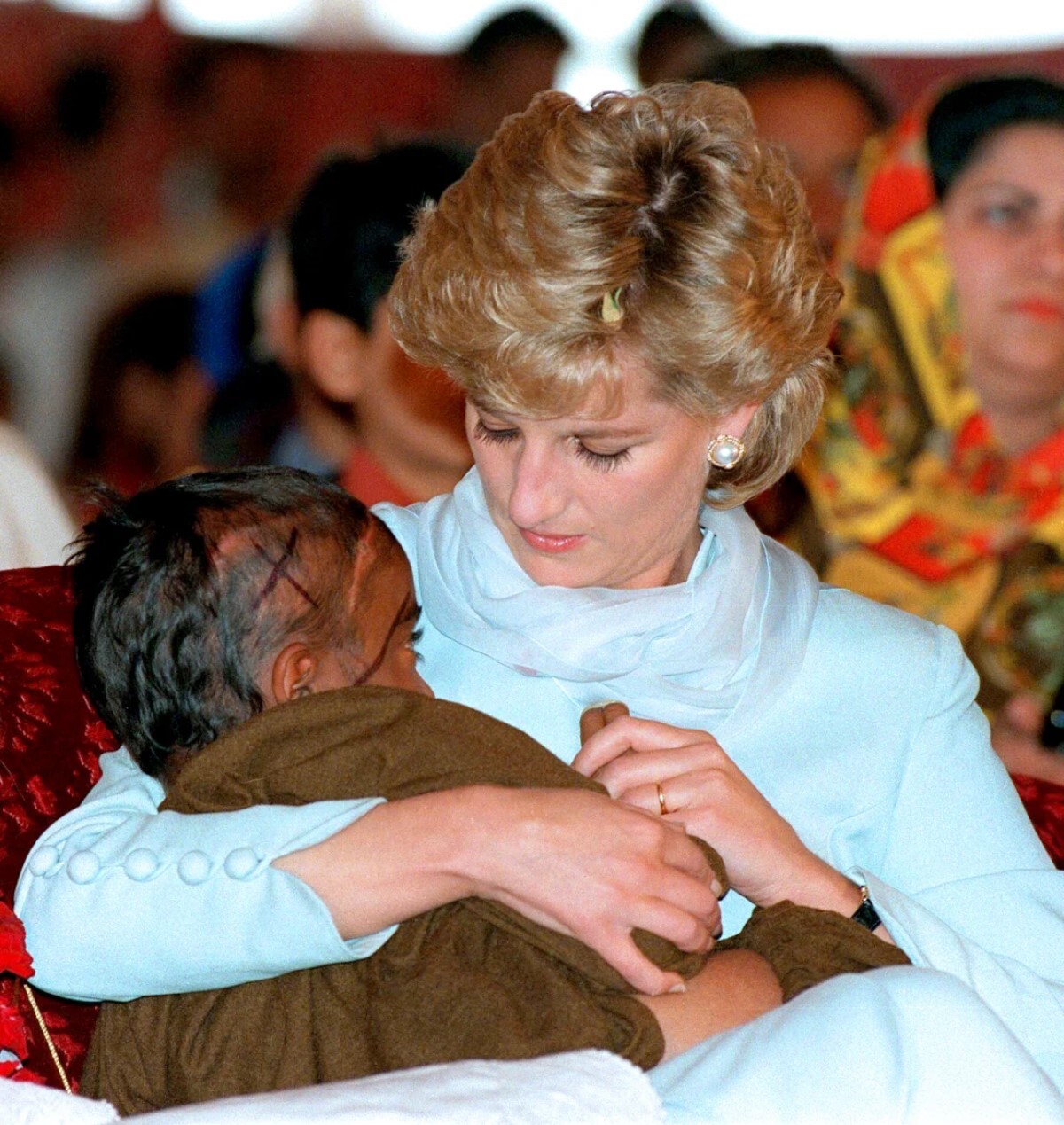 病院訪問中に子どもをなぐさめるダイアナ元妃=1996年4月、パキスタン・ラホール/Anwar Hussein
