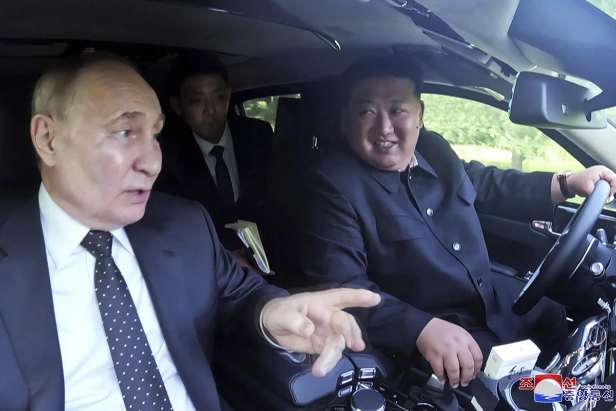 席を交代し、車内で互いに親交を深めている様子/KCNA/AP