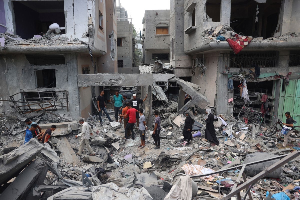 イスラエルによる攻撃をうけた建物=9日、パレスチナ自治区ガザ中部ヌセイラト/Eyad Baba/AFP/Getty Images