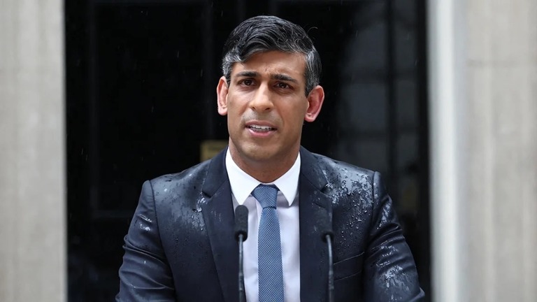 先月２２日、次の総選挙について発表する英国のスナク首相/Henry Nicholls/AFP/Getty Images