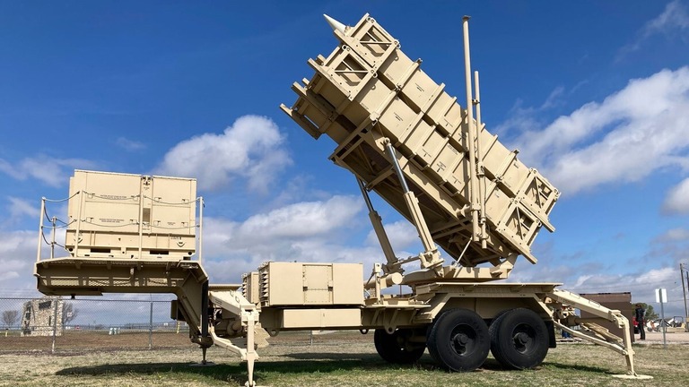 パトリオットのミサイル発射装置＝２０２３年３月２１日、米オクラホマ州ロートン近郊/Sean Murphy/AP