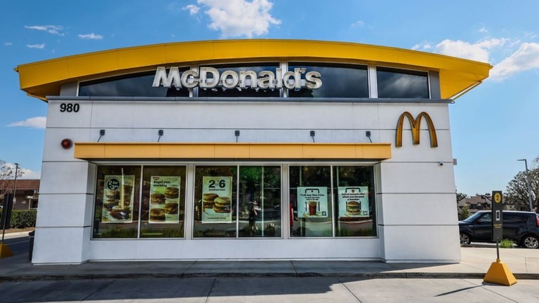 米マクドナルドが、５ドルのセットメニューの販売を開始する/Robert Gauthier/Los Angeles Times/Getty Images