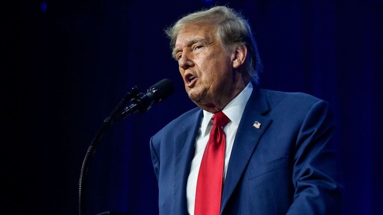 集会で演説するトランプ前大統領＝１５日、ミシガン州デトロイト/Adam J. Dewey/Anadolu/Getty Images