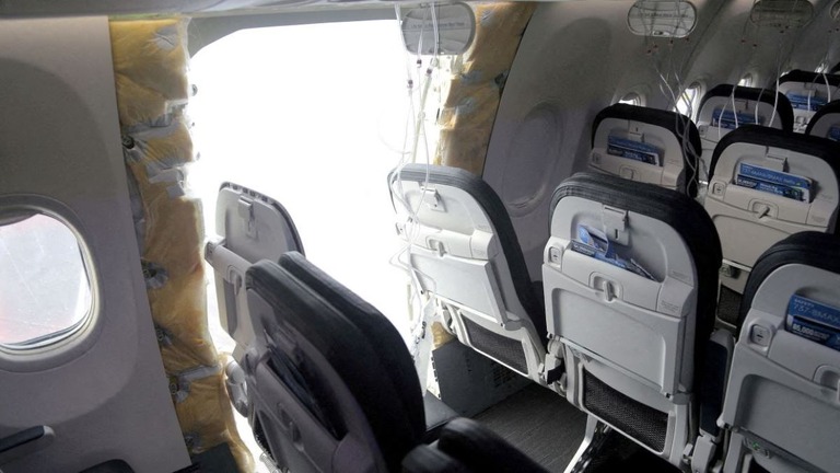 機体の一部が吹き飛んだボーイングの７３７ＭＡＸ/NTSB/Handout/Reuters/File