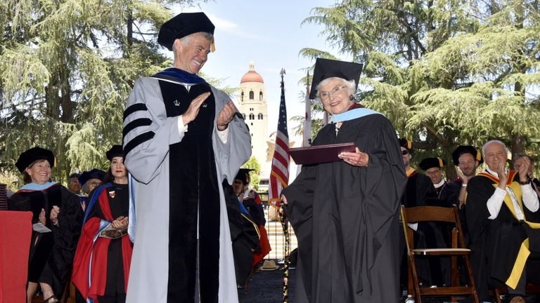 ダニエル・シュワルツ学部長から学位を授与されるバージニア・ヒスロップさん（１０５）/Charles Russo for Stanford University