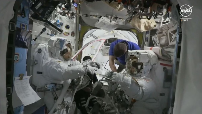宇宙服の不具合で船外活動が中止となった/NASA