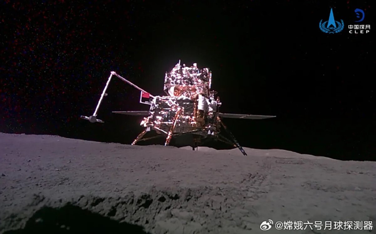 「嫦娥6号」が中国国旗を掲げる様子/Chang'e 6 lunar rover/Weibo