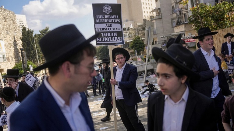 強制徴兵に抗議する超正統派ユダヤ教徒の男性ら＝４月１１日/Ohad Zwigenberg/AP