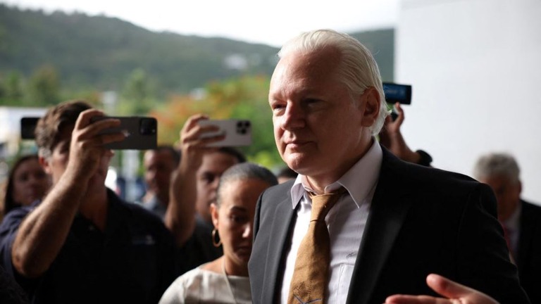 サイパン島の米連邦裁判所に到着するジュリアン・アサンジュ被告/Kim Hong-Ji/Reuters